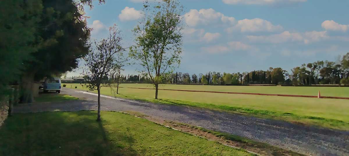 Vista a la cancha de polo desde de Casa Shiraz al atardecer